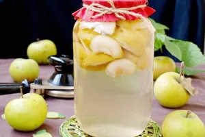 Компот з яблук класичний - покроковий рецепт Компот з яблук класичний - покроковий рецепт