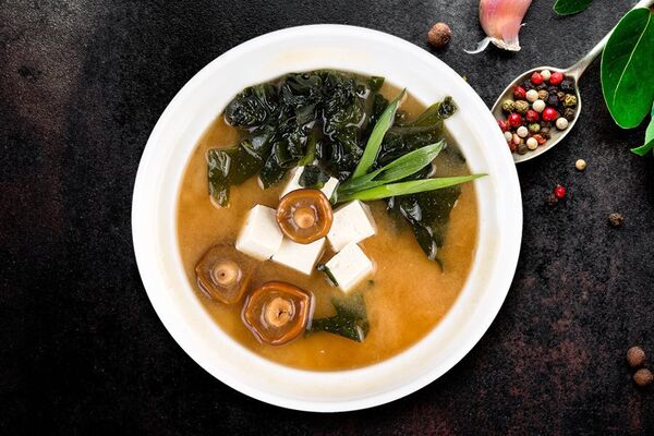 Мисо-суп с грибами и водорослями