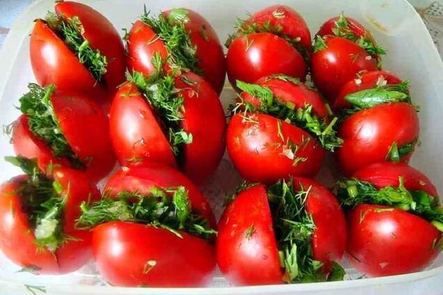 Червоні помідори з начинкою