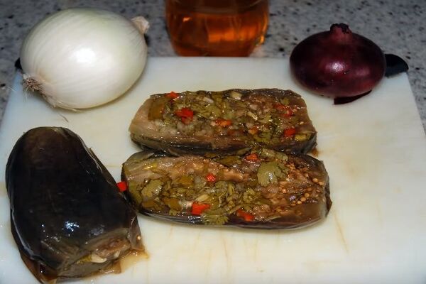 Квашені баклажани з зеленню