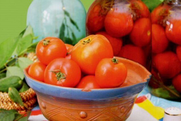 Квашеные помидоры с вишневыми листьями