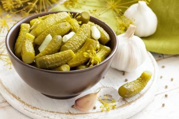 Квашені огірки з хріном і зеленню