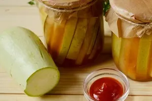 Мариновані кабачки з петрушкою і кетчупом - покроковий рецепт Мариновані кабачки з петрушкою і кетчупом - покроковий рецепт