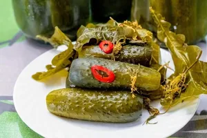 Квашеные огурцы с чесноком и перцем - пошаговый рецепт Квашеные огурцы с чесноком и перцем - пошаговый рецепт