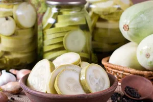 Мариновані кабачки з кропом - покроковий рецепт Мариновані кабачки з кропом - покроковий рецепт