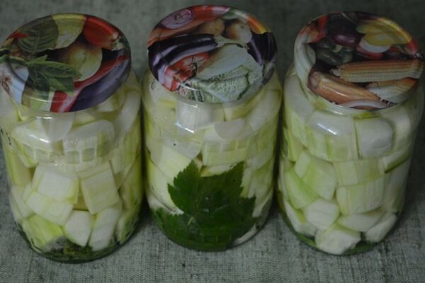 Мариновані кабачки з гвоздикою і часником