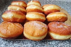 Дрожжевые пончики с кремом - пошаговый рецепт Дрожжевые пончики с кремом - пошаговый рецепт
