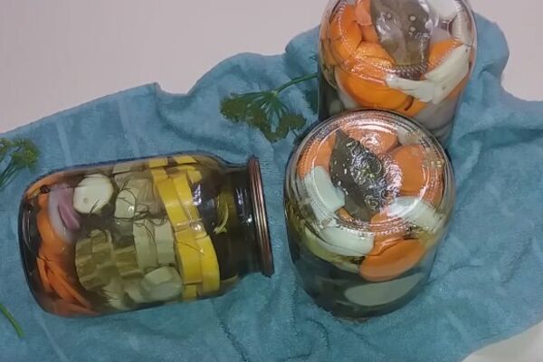 Мариновані кабачки із цибулею