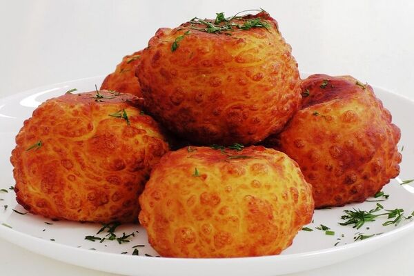 Картопляні пончики з помідорами