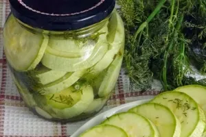 Мариновані кабачки з листям смородини - покроковий рецепт Мариновані кабачки з листям смородини - покроковий рецепт
