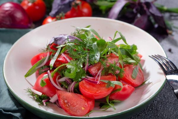 Салат из помидоров с луком и специями