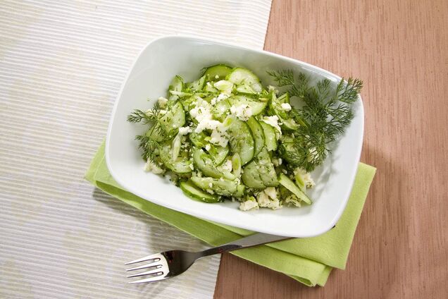 Салат из огурцов с зеленью и луком