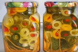 Мариновані кабачки слайсами - покроковий рецепт Мариновані кабачки слайсами - покроковий рецепт