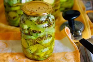 Мариновані кабачки з хріном і морквою - покроковий рецепт Мариновані кабачки з хріном і морквою - покроковий рецепт
