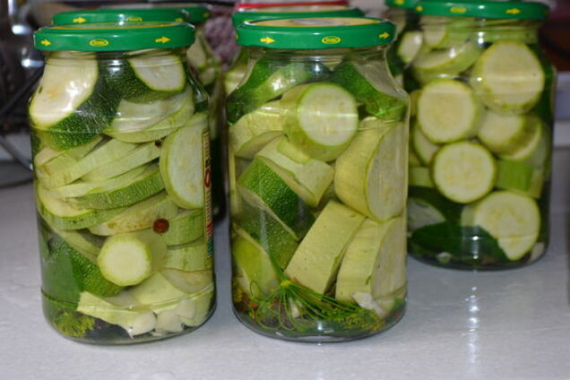 Мариновані кабачки з морквою і часником