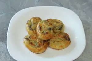 Ушки с сыром и зеленью - пошаговый рецепт Ушки с сыром и зеленью - пошаговый рецепт