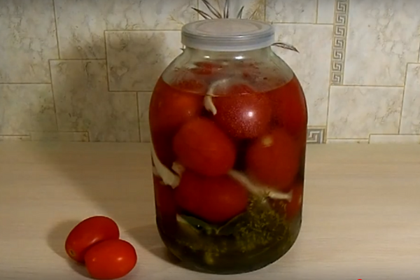 Гострі квашені помідори з хріном