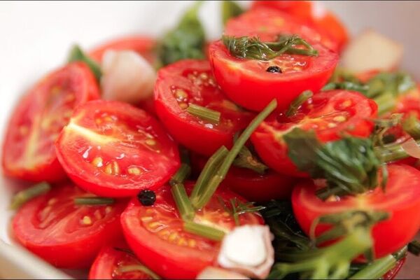 Квашеные помидоры с овощами