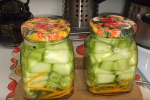 Мариновані кабачки з морквою - покроковий рецепт Мариновані кабачки з морквою - покроковий рецепт