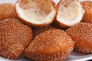 Пончики с кунжутом - пошаговый рецепт Пончики с кунжутом - пошаговый рецепт