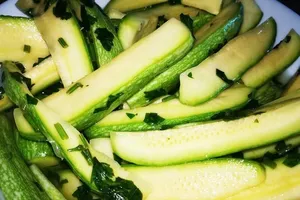 Мариновані кабачки з часником - покроковий рецепт Мариновані кабачки з часником - покроковий рецепт