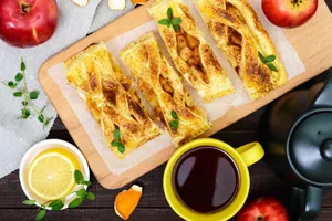 Листкові булочки з яблуками - покроковий рецепт Листкові булочки з яблуками - покроковий рецепт