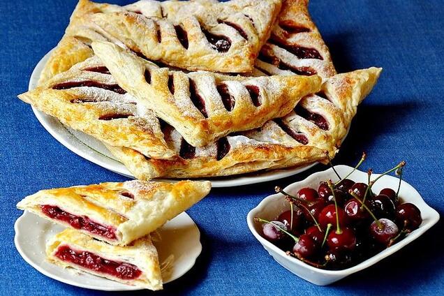 Слойки с вишней
