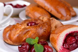 Пирожки с вишней - пошаговый рецепт Пирожки с вишней - пошаговый рецепт