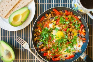 Яичница с овощами - пошаговый рецепт Яичница с овощами - пошаговый рецепт