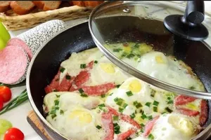Яєчня з ковбасою - покроковий рецепт Яєчня з ковбасою - покроковий рецепт