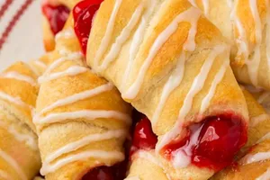 Рогалики с вишней - пошаговый рецепт Рогалики с вишней - пошаговый рецепт