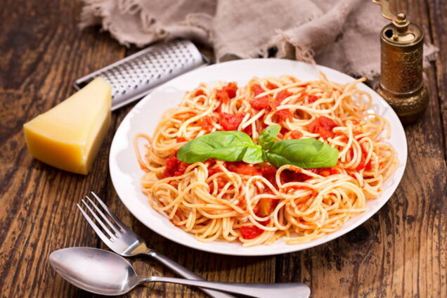 Спагеті з томатною пастою