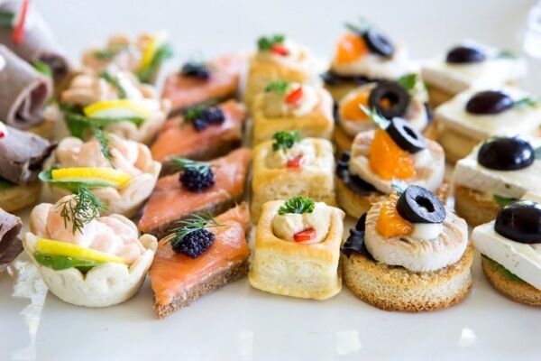 Канапе з крабовими паличками