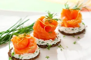 Канапе з лососем - покроковий рецепт Канапе з лососем - покроковий рецепт
