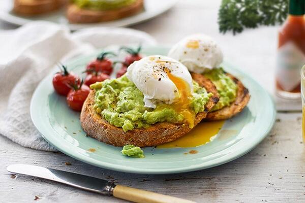 Тости з авокадо і яйцем
