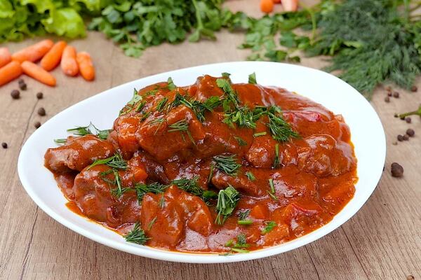 Гуляш из говядины в мультиварке