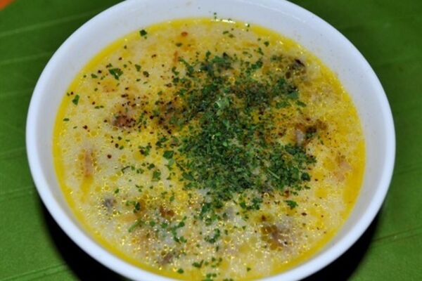 Суп з плавленим сиром та ковбасою
