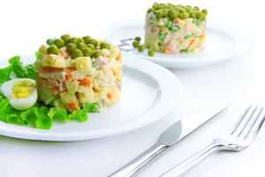 Оливье с кукурузой - пошаговый рецепт Оливье с кукурузой - пошаговый рецепт