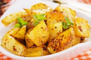 Картопля в духовці - покроковий рецепт Картопля в духовці - покроковий рецепт