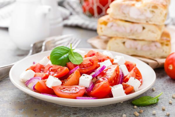 Салат с сыром и помидорами