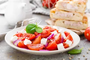 Салат с сыром и помидорами - пошаговый рецепт Салат с сыром и помидорами - пошаговый рецепт