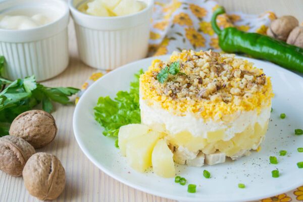 Как приготовить салат из курицы, ананасов и сыра
