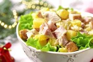 Салат с ананасами и ветчиной - пошаговый рецепт Салат с ананасами и ветчиной - пошаговый рецепт