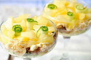 Салат з ананасом і копченою куркою - покроковий рецепт Салат з ананасом і копченою куркою - покроковий рецепт
