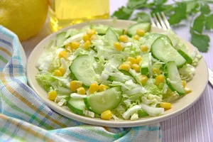 Салат з кукурудзою і капустою - покроковий рецепт Салат з кукурудзою і капустою - покроковий рецепт