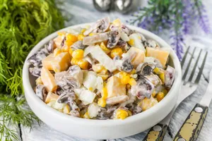 Салат с грибами и кукурузой - пошаговый рецепт Салат с грибами и кукурузой - пошаговый рецепт