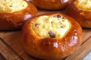 Ватрушки с творогом и изюмом - пошаговый рецепт Ватрушки с творогом и изюмом - пошаговый рецепт