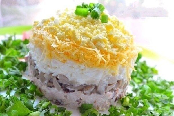 Салат с грибами и курицей