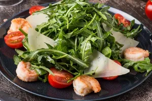 Салат с креветками и помидорами - пошаговый рецепт Салат с креветками и помидорами - пошаговый рецепт