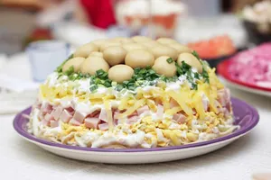 Салат з грибами і шинкою - покроковий рецепт Салат з грибами і шинкою - покроковий рецепт